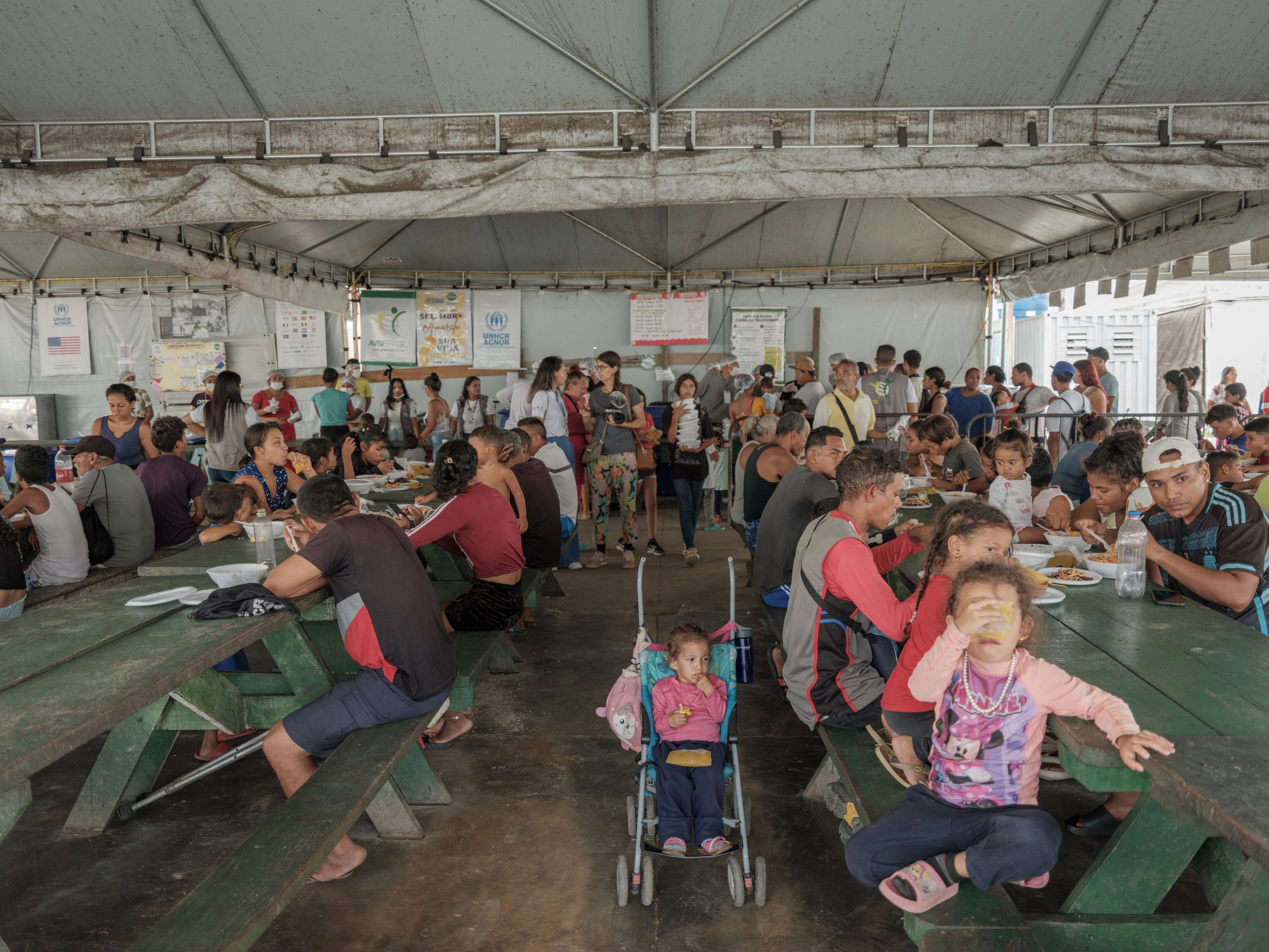 Venezuelan refugees during lunch served in a refugee camp in the city of Pacaraima. Through the “Operation Welcome” (Operação Acolhida), launched in 2018, Brazil has provided a humanitarian response aimed at receiving, sheltering, and integrating Venezuelan refugees and migrants, offering food, medical assistance, legal support, and shelter to refugees upon their entry into the country.